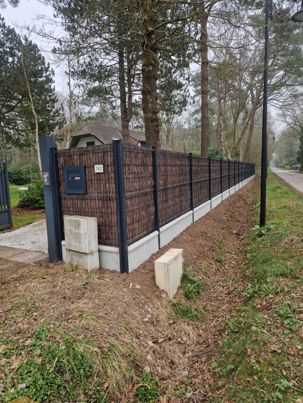 Clôture près de Rouxmesnil-Bouteilles
