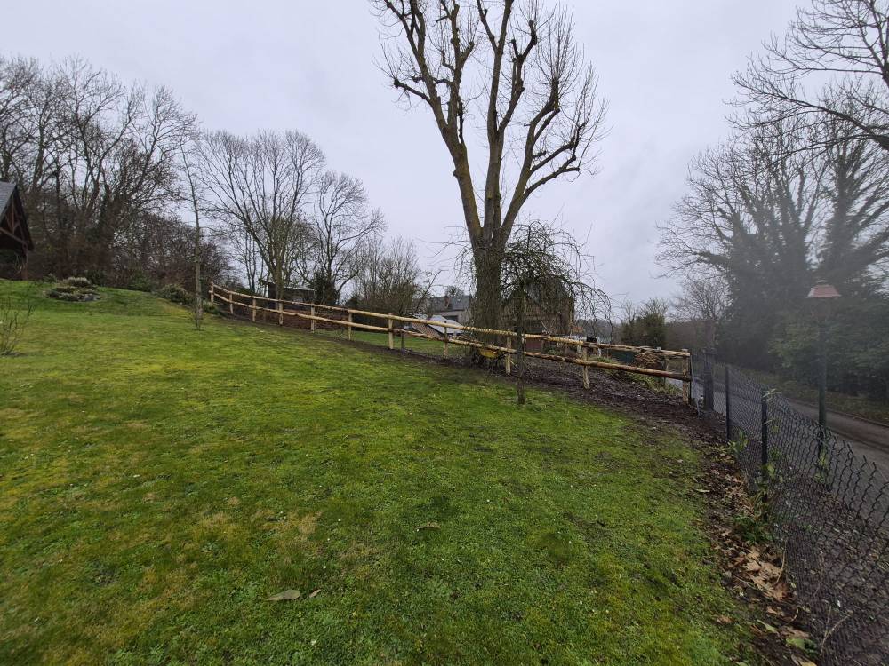 Cloture en bois près de Rouxmesnil-Bouteilles