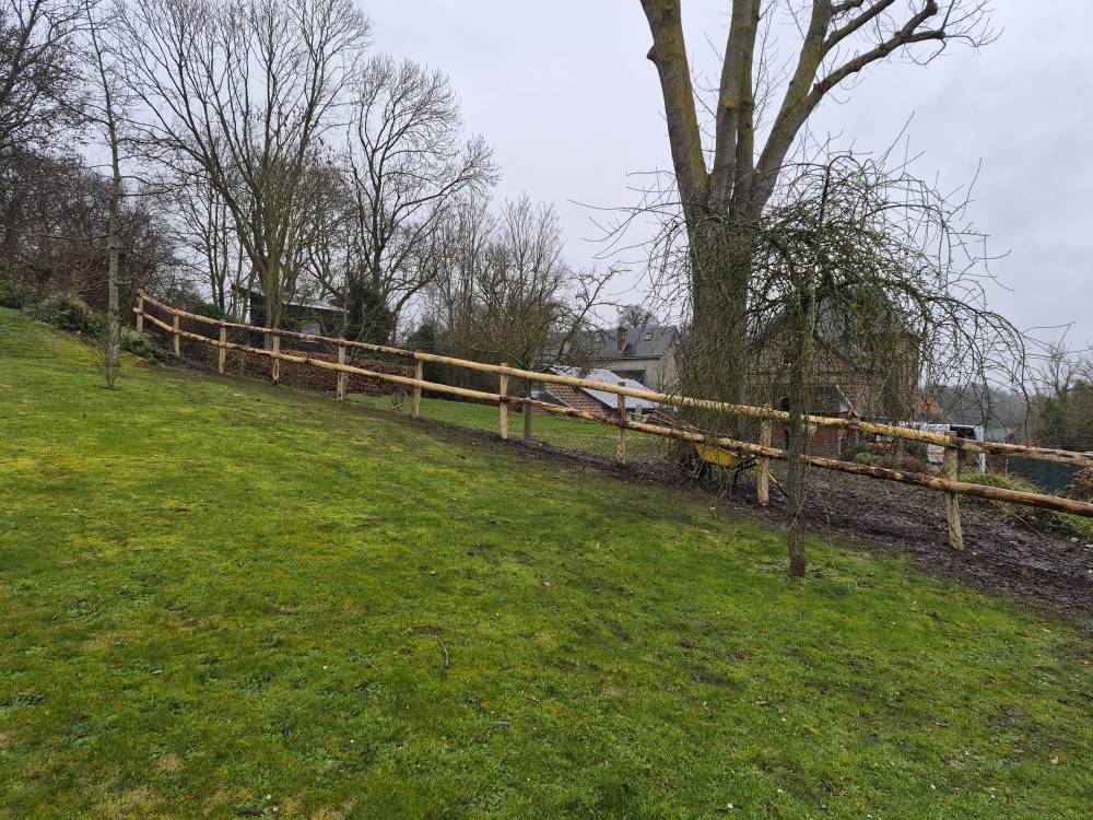 Cloture en bois près de Rouxmesnil-Bouteilles